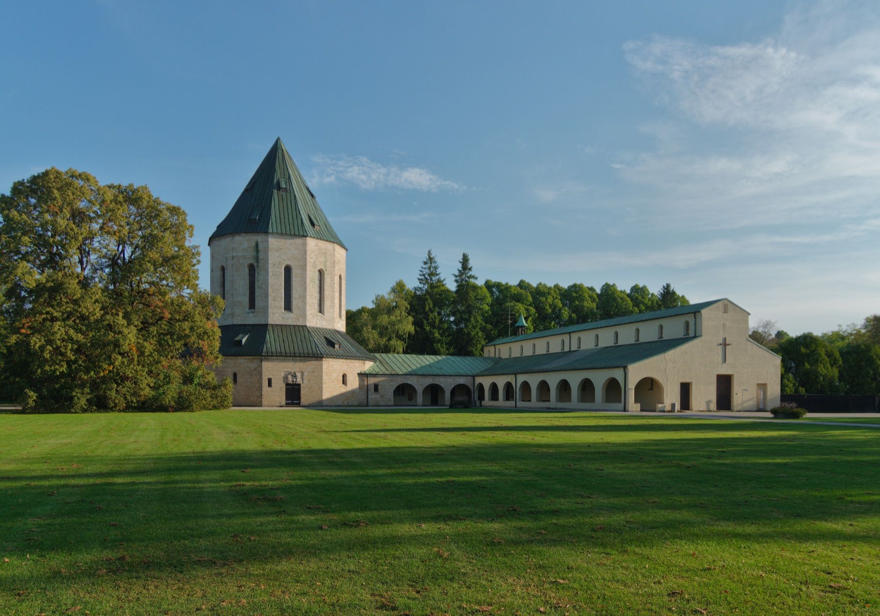 Aussegnungshalle mit Turm und Arkaden von Norden – Friedhof am Perlacher Forst