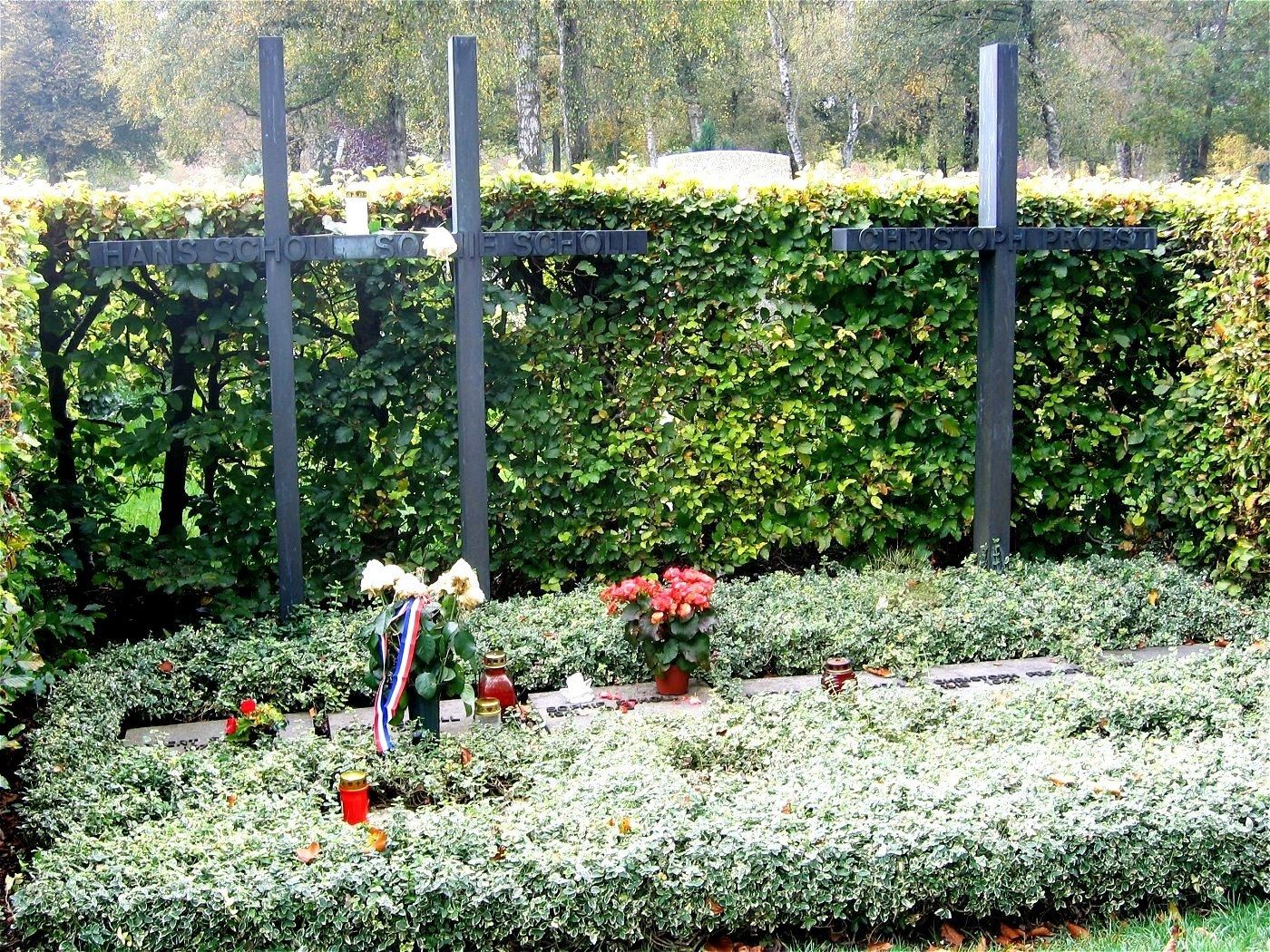 Gemeinsame Grabstätte von Hans und Sophie Scholl sowie Christoph Probst – Friedhof am Perlacher Forst